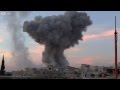 avion SU-24 disparando bombas y bengalas en siria