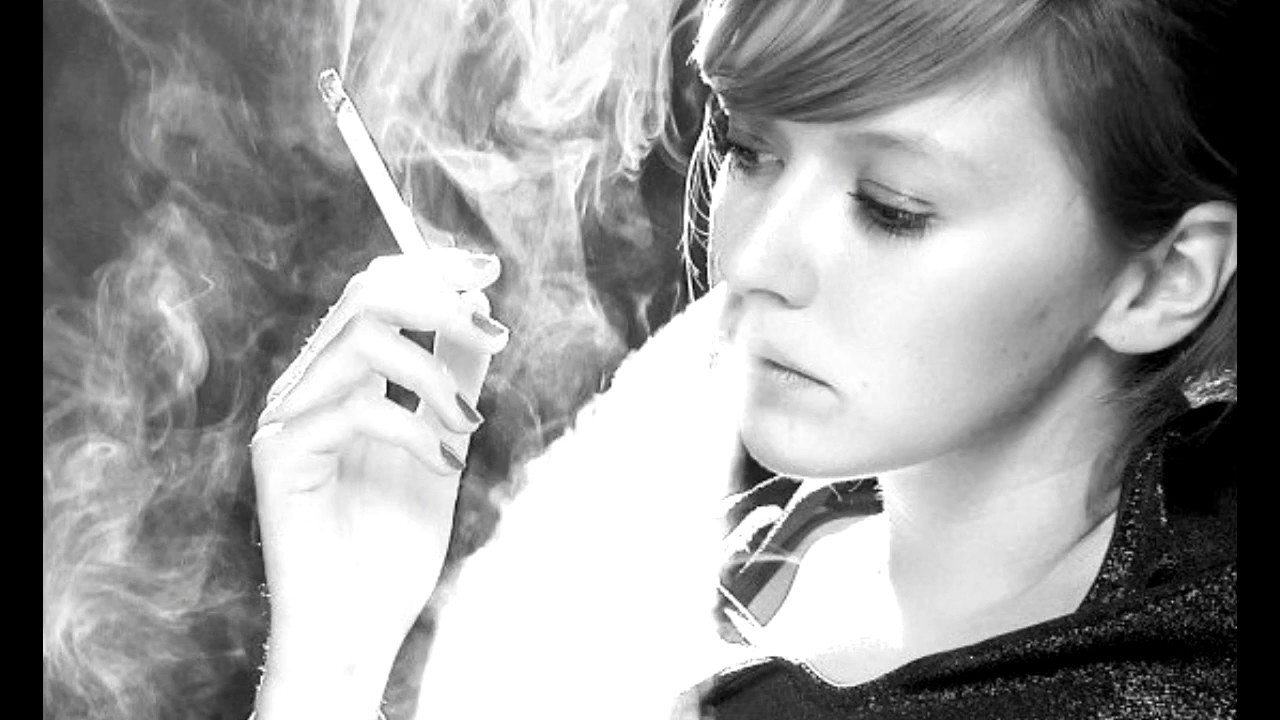 Юная курильщица показывает прелести