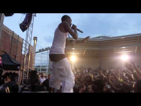 Soulja Boy performing PRETTY BOY SWAG live at DC Six Flags