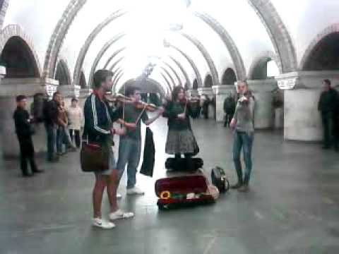 Танго Por Una Cabeza ("Запах жінки") у київському метро.