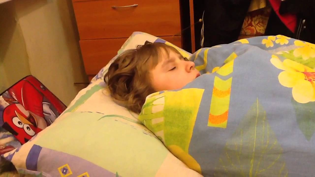 Брат присунул спящей сестре в киску когда опоил ее снотворным
