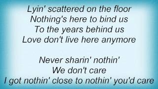 Watch Kris Kristofferson Love Dont Live Here Anymore video