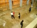 lokas peleando en el aeropuerto !!!!