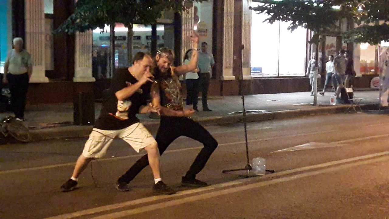 Парень жарит подругу на уличном концерте