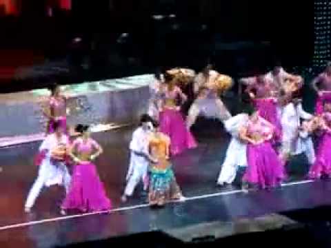 Aishwarya Rai Bachchan Live - Dholi Taro Dhol Baaje-2008