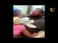 Pai faz a barba e filha estranha