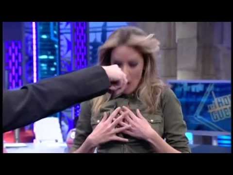 El botón de la camisa de Anna Simón le juega una mala pasada