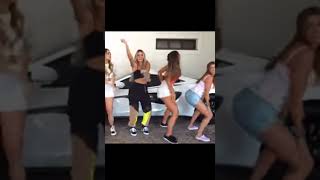 Vanessa Lopes dancando funk com suas amigas