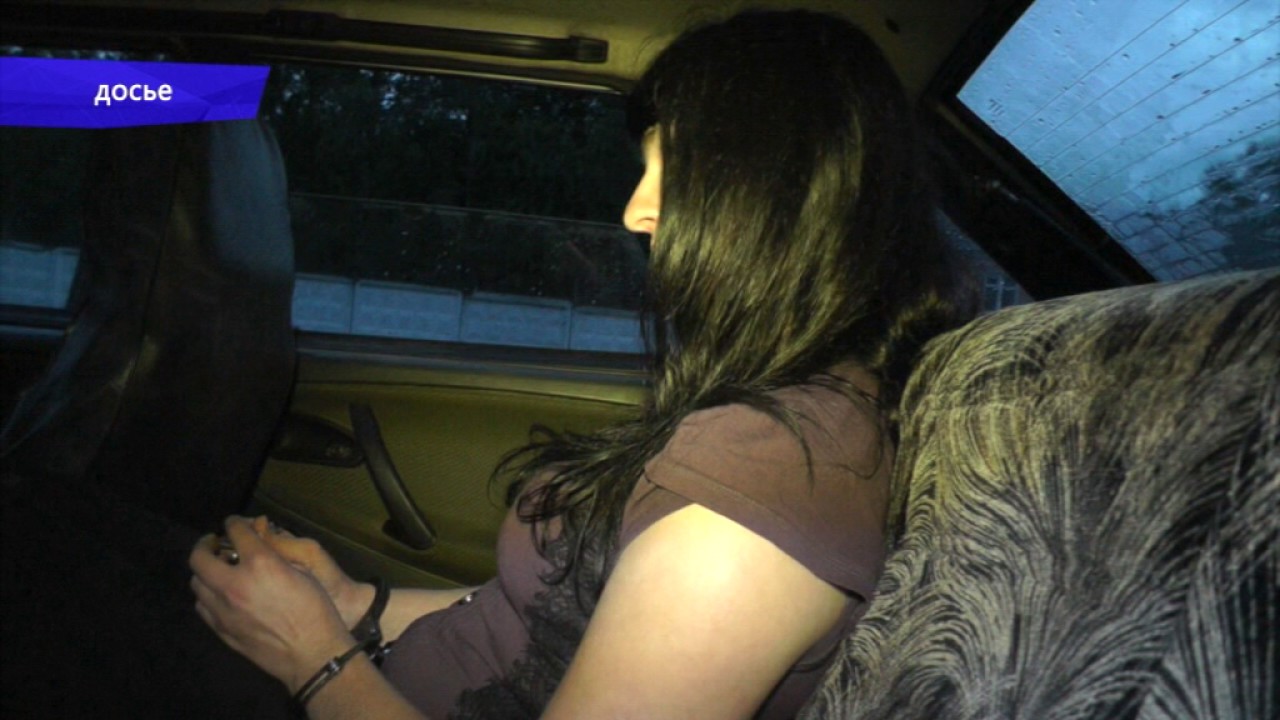 Сексуальная негритянка сосет хуй таксиста и ебется в машине