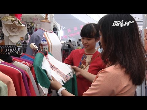 (VTC14)_Áo dài cách tân thổ cẩm: Mốt của phái nữ dịp Tết 2017
