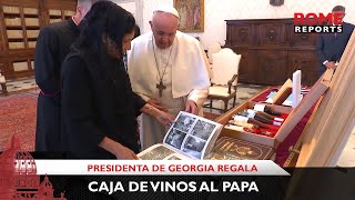 Presidenta de Georgia lleva una caja de vinos al Papa