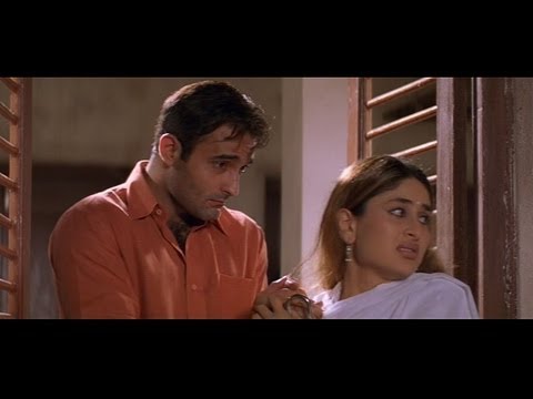 Funny scene where Akshaye Khanna sneaks in Kareena Kapoors house...