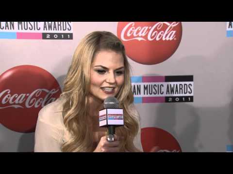 Lance Bass and Sarah Hyland interview Jennifer Morrison on the red carpet of