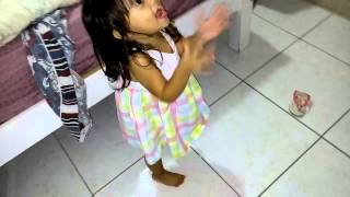 Menina de 2 anos dançando Funk