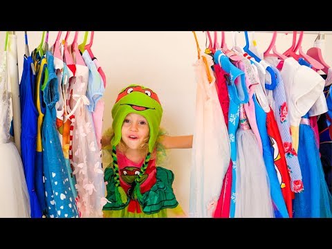 Nastya giả vờ chơi ăn mặc và đồ chơi trang điểm