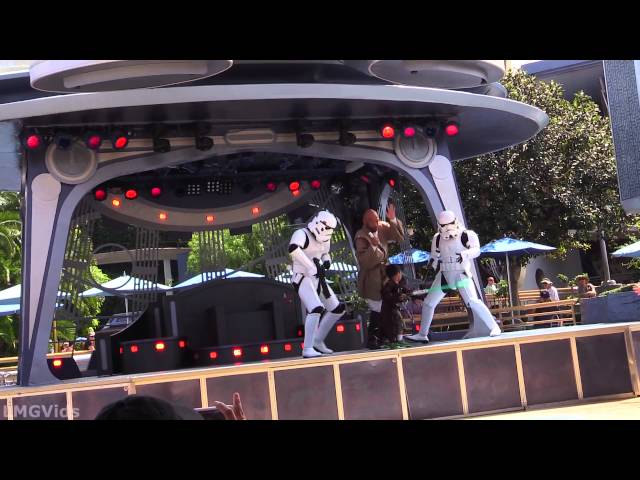 Little Jedi Kid Fights Like Crazy At Disneyland’s Jedi Training Academy - Video