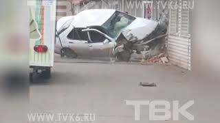 Видео Автомобиль влетел в аптеку на ул. 60 лет Октября в Красноярске от Телекомпания ТВК, улица 60 лет Октября, Красноярск, Россия