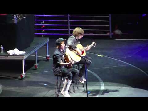 justin bieber one less lonely girl live. Justin Bieber and Usher Live