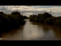 Видео Severn Bore Approaching Maisemore Bridge 19th September 2012