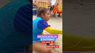 Valentina Fazendo Castelo Na Areia Da Praia Tren