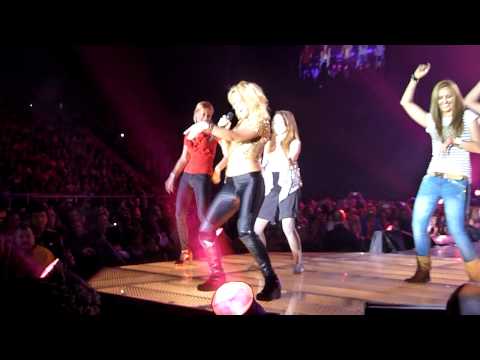 Shakira teaching belly dance in Poland Atlas Arena Łódź 17...