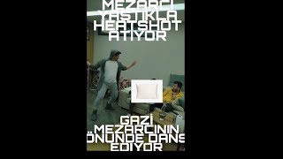 Mezarci Yastikla Heatshot Atiyor Gazi̇ Önünde Dans Edi̇yor