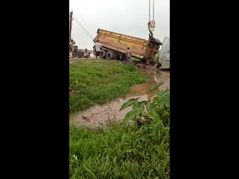 Tai nạn giao thông: Xe container lao xuống rãnh nước bị ngập đầu xe