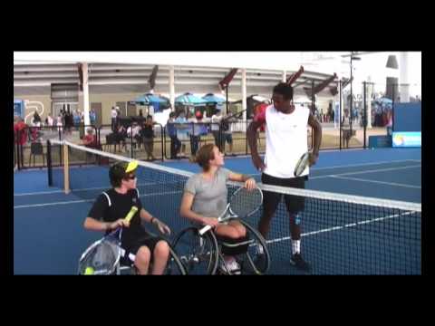 Gael モンフィス hits with some wheelchair players