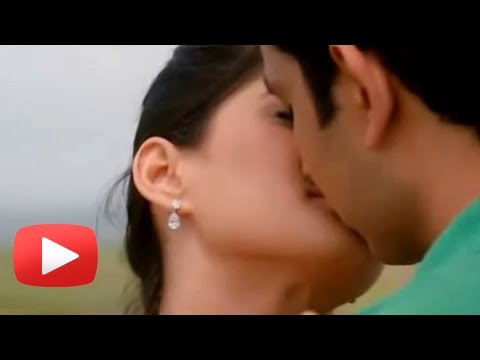Kissing Scenes In Marathi Movie - Mukta Barve Umesh Kamat Sai...