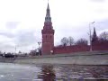 На лодке мимо московского Кремля