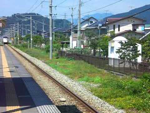 高擶駅を通過する山形新幹線