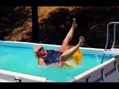 Жопастая баба плескается в бассейне готовясь к анальчику с угольком