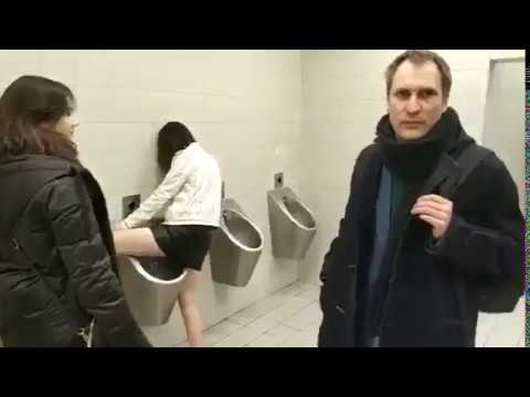Блондинка отсасывает в общественном туалете театра во время антракта