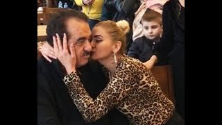 İbrahim Tatlısesin Zor Anları Öpücüklere Boğan Kadın Hayranı