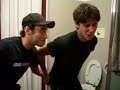 Uomo che caga dalla bocca