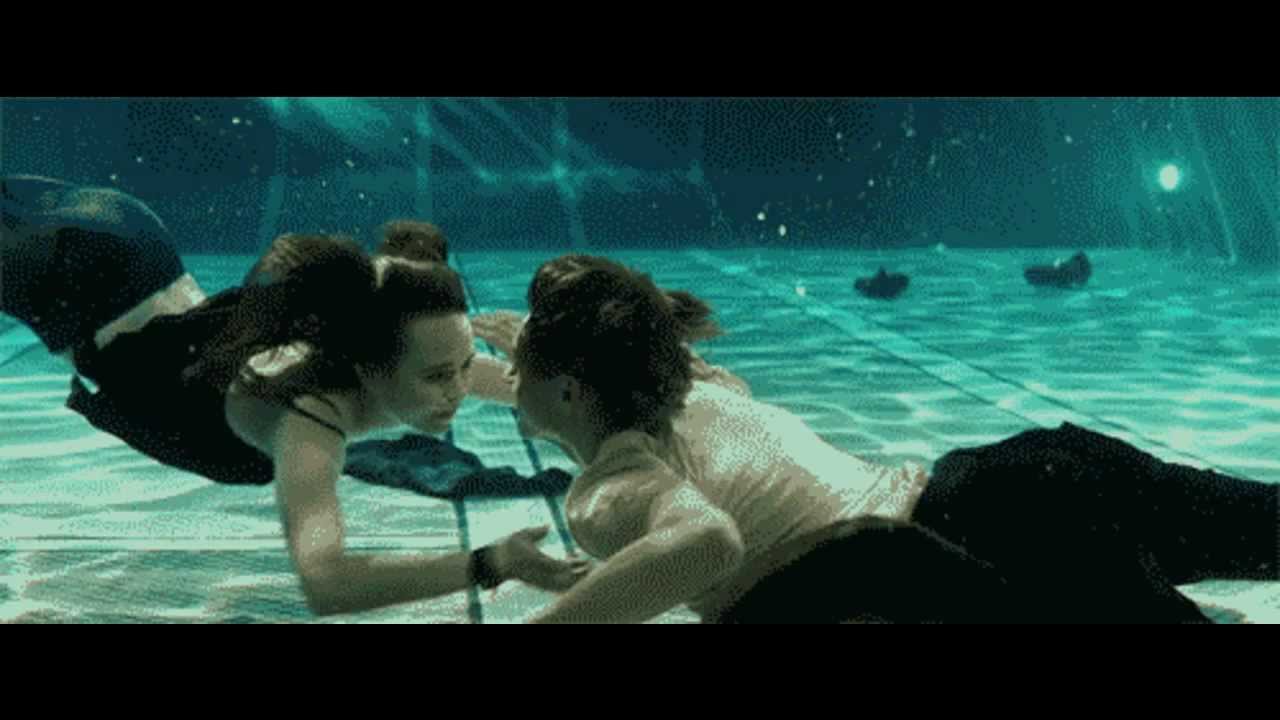 Мамка с темными волосами плавает с другом под водой и отсасывает ему