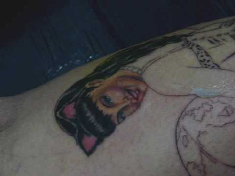 TATUAGEM DE PIN-UP FEITA PELO TATUADOR ALAN RAMONE, DO ESTÚDIO RADHA TATTOO- 