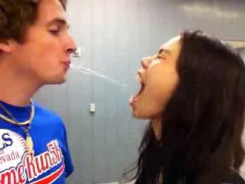 Эльза Джейн плюёт сперму в рот своей подруги после групповухи