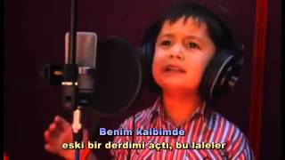 4 yaşındaki Afgan çocuk güzel sesiyle böyle büyüledi türkçe altyazı