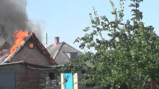 Очередной горящий дом после артобстрела Семеновки (также сразу после обещанного Порошенко перемирия)
