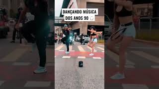 Dançando Música Eletrônica Dos Anos 90 Na Faixa Teria Coragem?