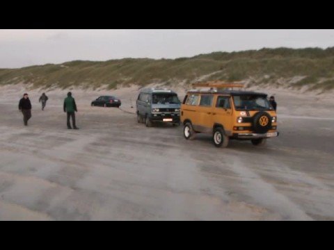 2 VW T3 SYNCROs pulling another T3 and a Polish car out of sand 