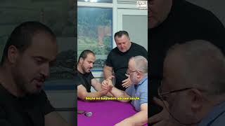 Eli̇ni̇ Kiracağim Di̇ye Bi̇lek Güreşi̇nde Meydan Okuyan Abi̇mi̇zle Bi̇lek Güreşi̇ Yaptik