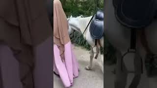 Hicablı Xanım Və At Videosu