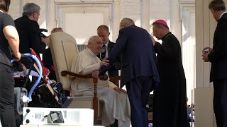Дэвид Хасавэй молится за Папу Франциска | Встреча Папы Римского и британского евангелиста