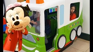 Having Fun At Toy Store - The Wheels On The Bus Minnie Mouse