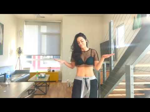 Sharlene Taule haciendo twerk(Scoby doo papa)
