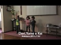 Davi, Yume e Kei dançando na igreja