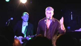 Watch Taylor Hicks Hide Nor Hair video