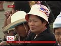 Video У Таїланді тисячі протестувальників свистом паралізували роботу чиновників
